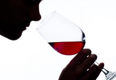 Έρευνα: Ακόμη και με ένα μόνο ποτηράκι κρασί τη μέρα αρχίζει να συρρικνώνεται και να γερνάει ο εγκέφαλος