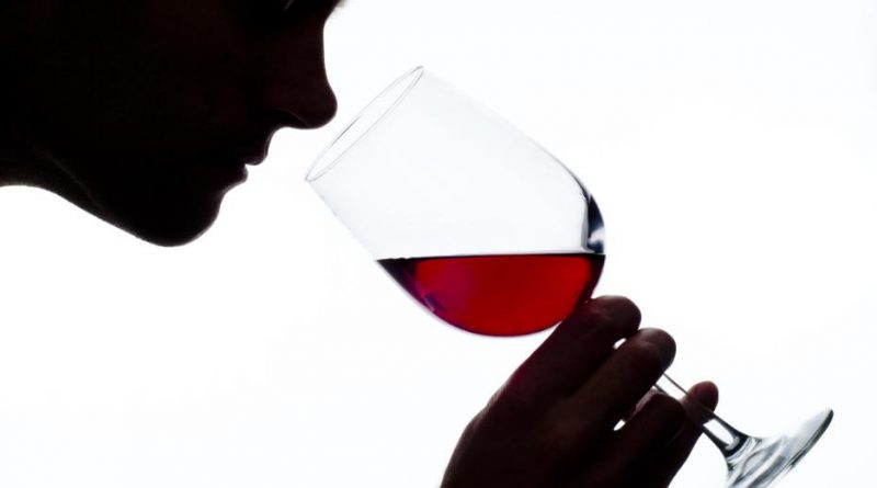 Έρευνα: Ακόμη και με ένα μόνο ποτηράκι κρασί τη μέρα αρχίζει να συρρικνώνεται και να γερνάει ο εγκέφαλος