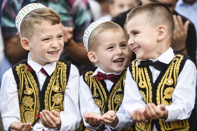 Για την γιορτή Al Fitr και την φιλανθρωπία της.